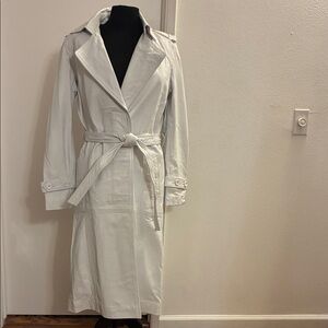 Vintage White Leather Trench Coat With Belt Perfect!
38”/32”/38” Approximate